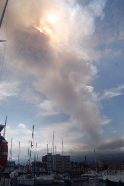 Magnifique nuage des cendres volcaniques annonciateur de l'éruption
