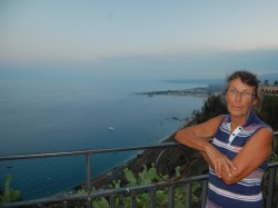 Moi devant la baie de Taormina, Riposto se trouve sur la deuxième pointe