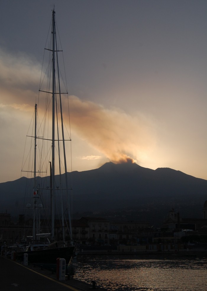 Coucher de soleil derrière le volcan le premier soir au Porto Touristico dell Etna
